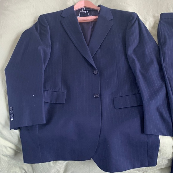 Mens classic dark blue pin stripe 42L suit - Picture 1 of 3